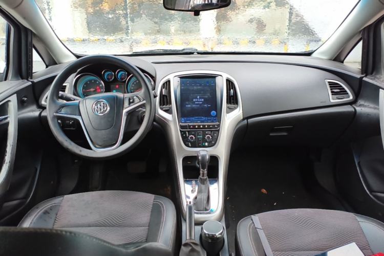 Used Buick GT 2013 XT 1.6L Automatic Fashion Edition Center Console
