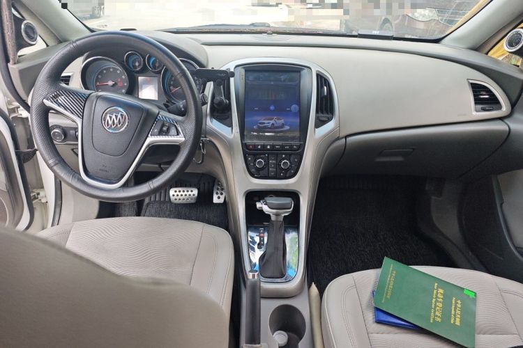 Used Buick GT 2013 XT 1.6L Automatic Fashion Edition Center Console