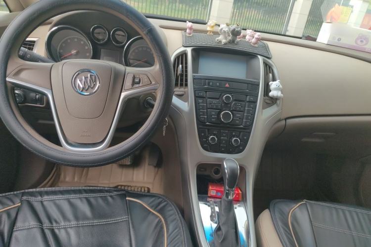 Used Buick GT 2013 GT 1.6L Automatic Fashion Edition Center Console