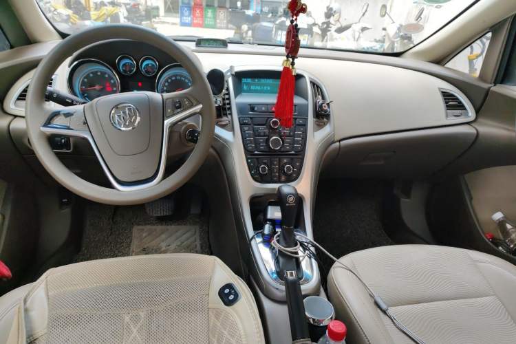 Used Buick GT 2013 GT 1.6L Automatic Fashion Edition Center Console