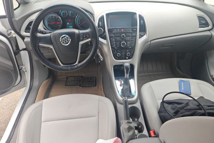 Used Buick GT 2013 XT 1.6L Automatic Fashion Edition Center Console
