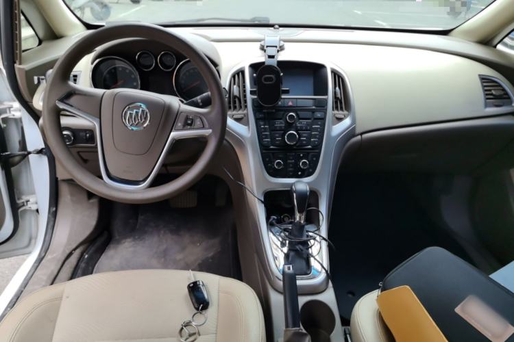 Used Buick GT 2013 GT 1.6L Automatic Fashion Edition Center Console