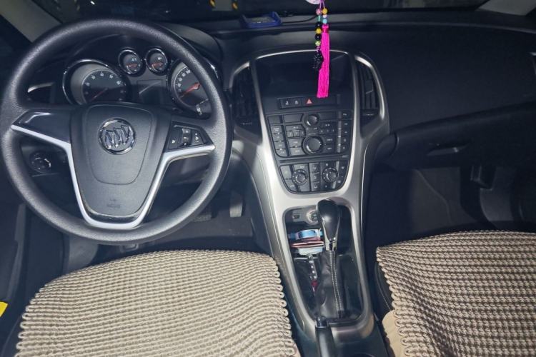 Used Buick GT 2013 XT 1.6L Automatic Fashion Edition Center Console