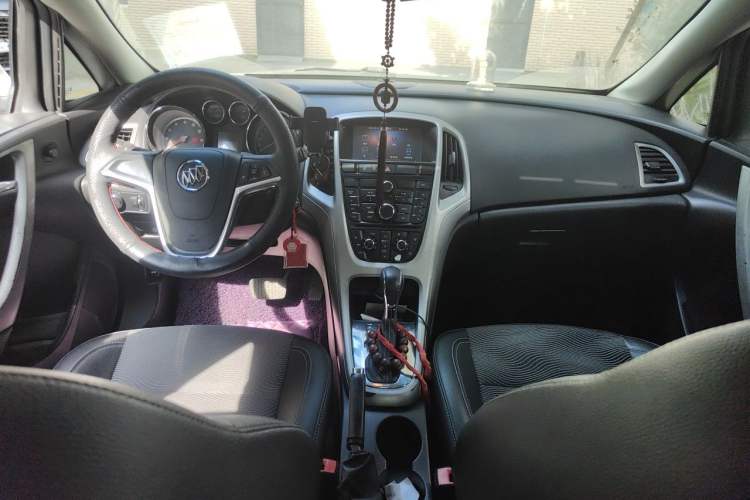 Used Buick GT 2013 XT 1.6L Automatic Fashion Edition Center Console