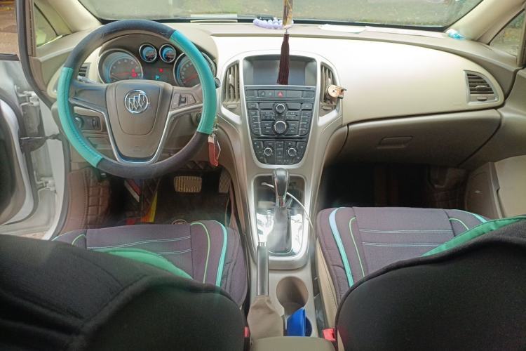 Used Buick GT 2013 GT 1.6L Automatic Fashion Edition Center Console