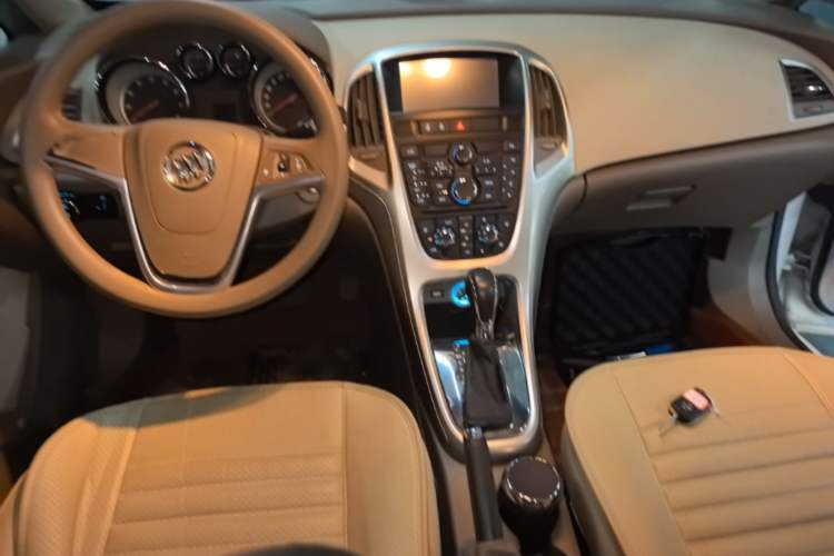 Used Buick GT 2013 GT 1.6L Automatic Fashion Edition Center Console