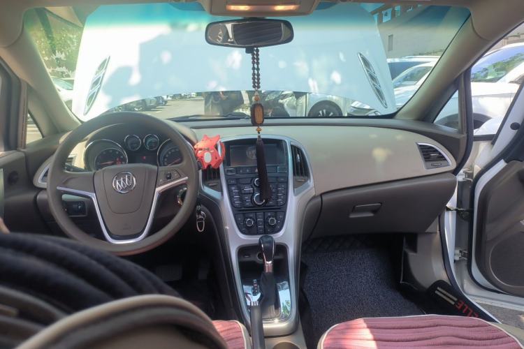 Used Buick GT 2013 GT 1.6L Automatic Fashion Edition Center Console