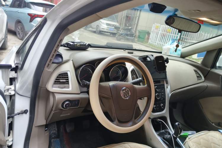 Used Buick GT 2013 GT 1.6L Manual Comfort Edition Center Console