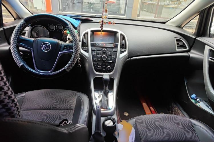 Used Buick GT 2013 XT 1.6L Automatic Fashion Edition Center Console