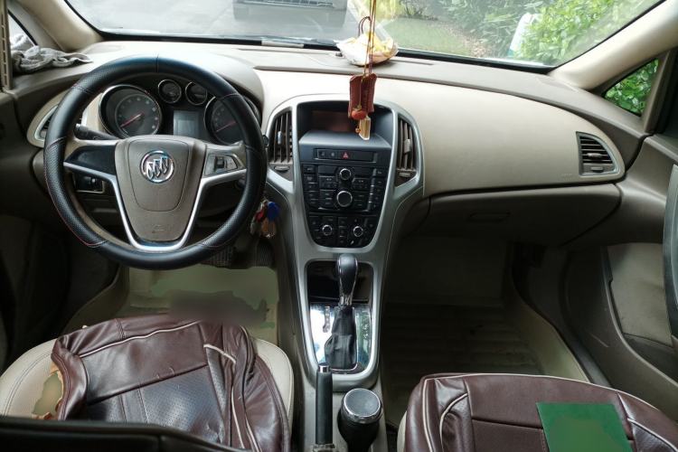 Used Buick GT 2013 GT 1.6L Automatic Fashion Edition Center Console