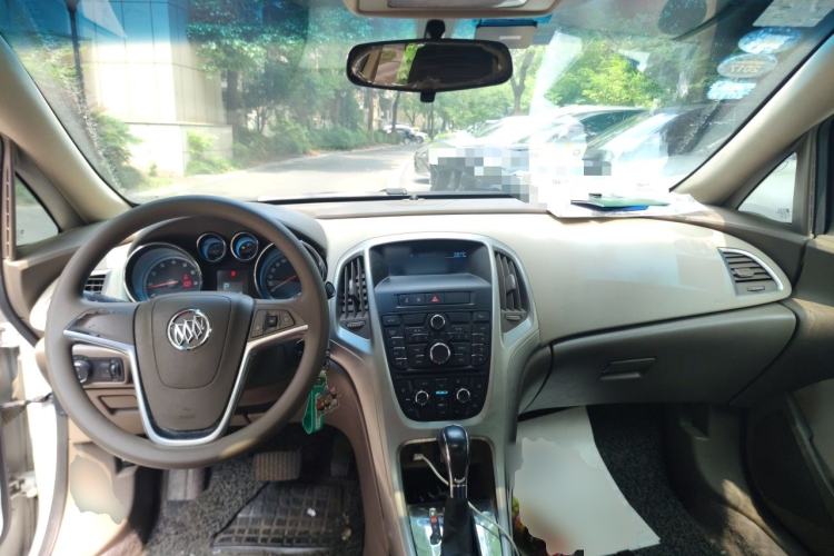 Used Buick GT 2013 GT 1.6L Automatic Fashion Edition Center Console
