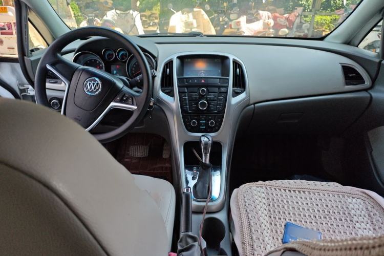 Used Buick GT 2013 XT 1.6L Automatic Fashion Edition Center Console