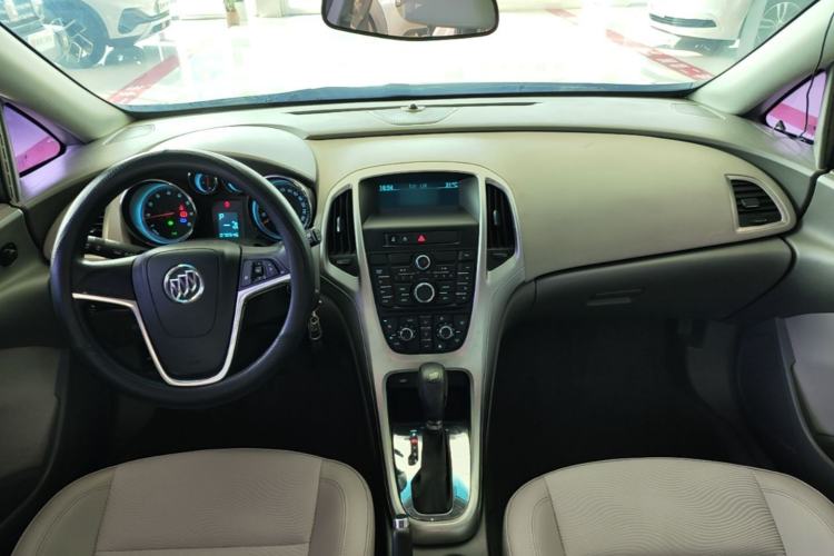 Used Buick GT 2013 XT 1.6L Automatic Fashion Edition Center Console