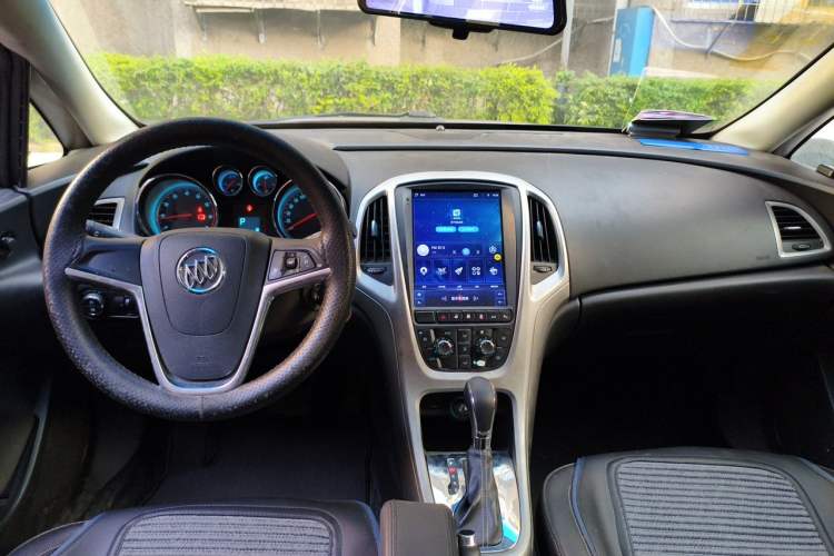Used Buick GT 2013 XT 1.6T Automatic Fashion Sport Edition Center Console