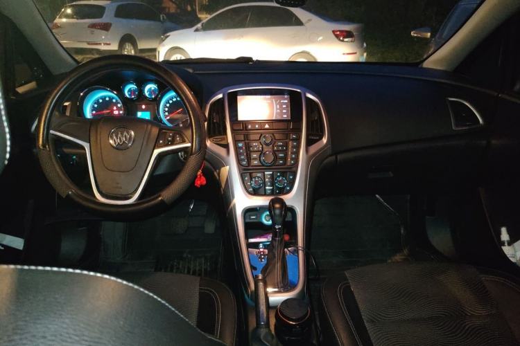 Used Buick GT 2013 XT 1.6L Automatic Fashion Edition Center Console
