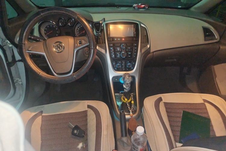 Used Buick GT 2013 GT 1.6L Automatic Fashion Edition Center Console