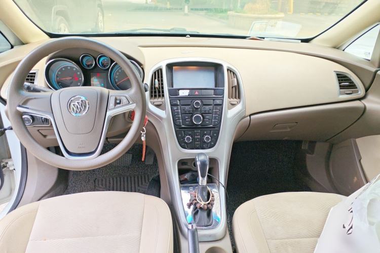 Used Buick GT 2013 GT 1.6L Automatic Fashion Edition Center Console