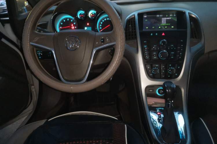 Used Buick GT 2013 GT 1.6L Automatic Fashion Edition Center Console