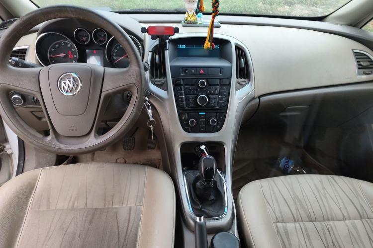 Used Buick GT 2013 GT 1.6L Manual Comfort Edition Center Console