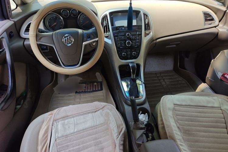 Used Buick GT 2013 GT 1.6L Automatic Fashion Edition Center Console