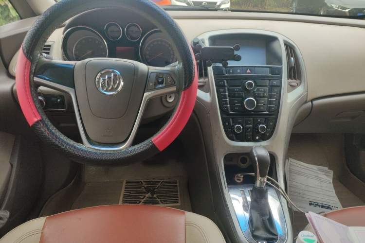 Used Buick GT 2013 GT 1.6L Automatic Fashion Edition Center Console
