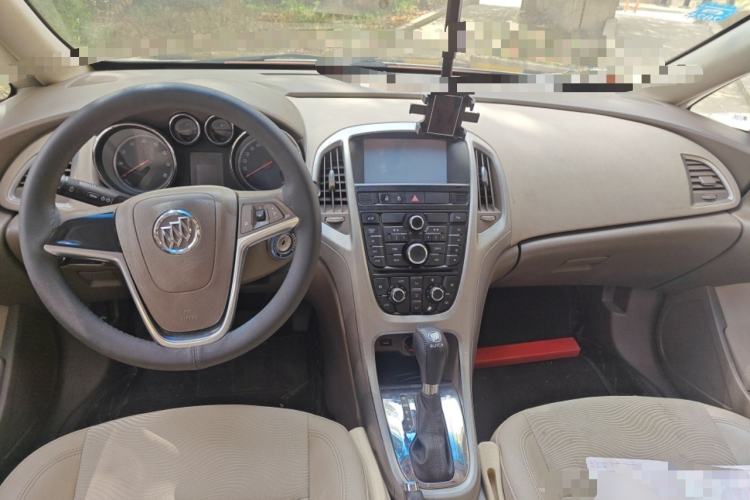 Used Buick GT 2013 GT 1.6L Automatic Fashion Edition Center Console