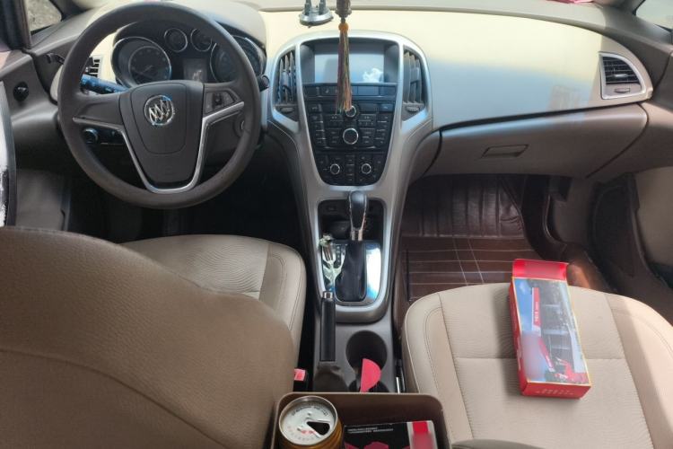 Used Buick GT 2013 GT 1.6L Automatic Fashion Edition Center Console