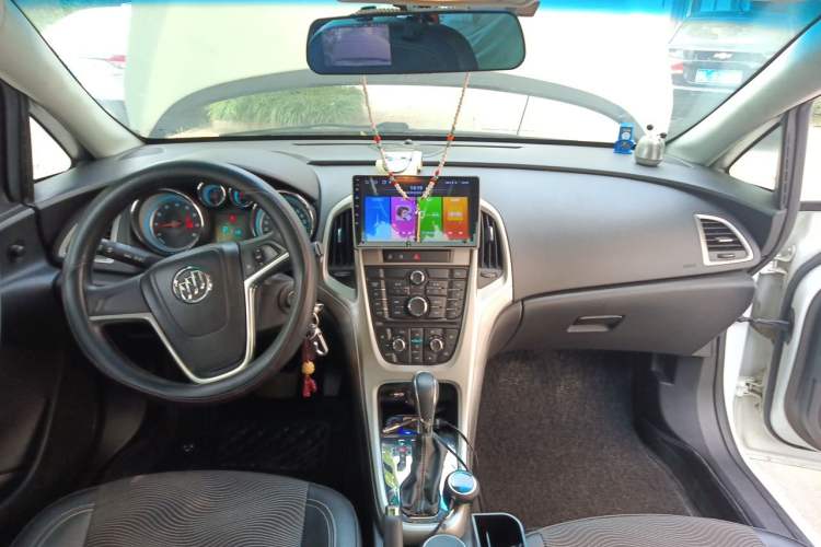 Used Buick GT 2013 XT 1.6L Automatic Fashion Edition Center Console