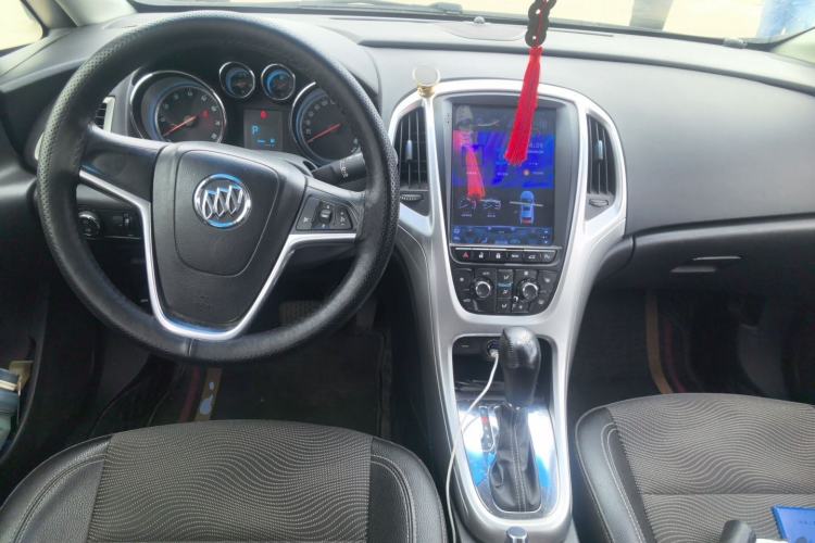Used Buick GT 2013 XT 1.6L Automatic Fashion Edition Center Console