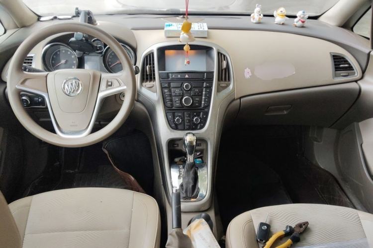 Used Buick GT 2013 GT 1.6L Automatic Fashion Edition Center Console