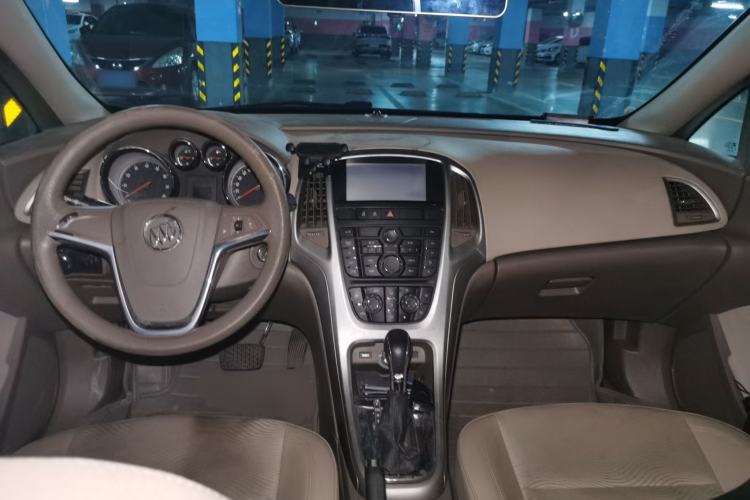 Used Buick GT 2013 GT 1.6L Automatic Fashion Edition Center Console