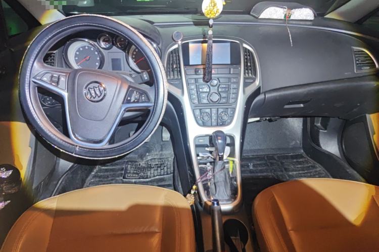 Used Buick GT 2013 GT 1.6T Automatic Fashion Sport Edition Center Console