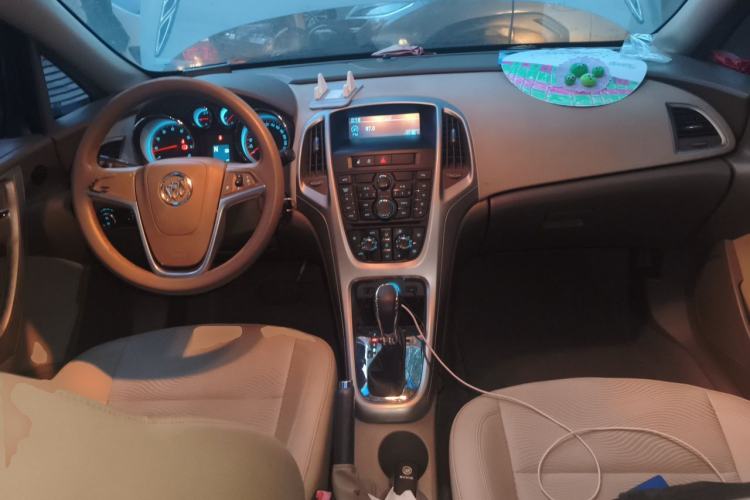 Used Buick GT 2013 GT 1.6L Automatic Fashion Edition Center Console