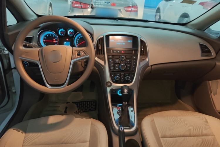 Used Buick GT 2013 GT 1.6L Automatic Fashion Edition Center Console