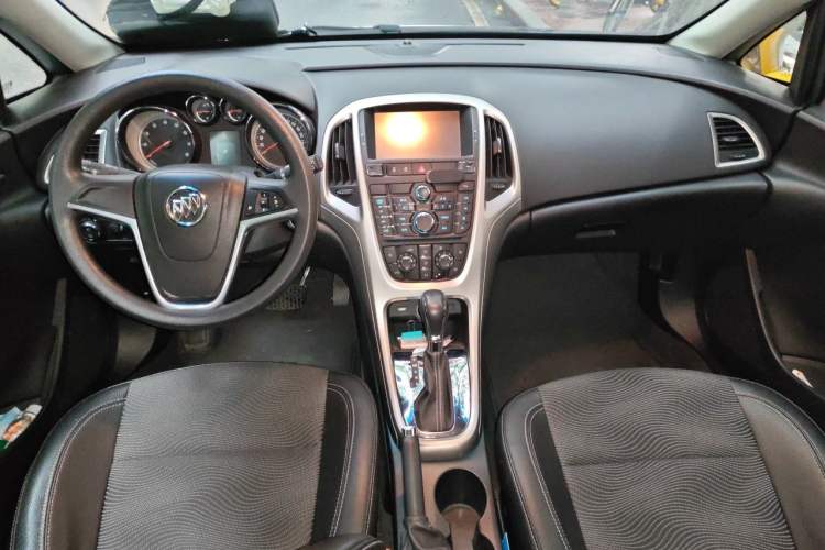 Used Buick GT 2013 XT 1.6L Automatic Fashion Edition Center Console