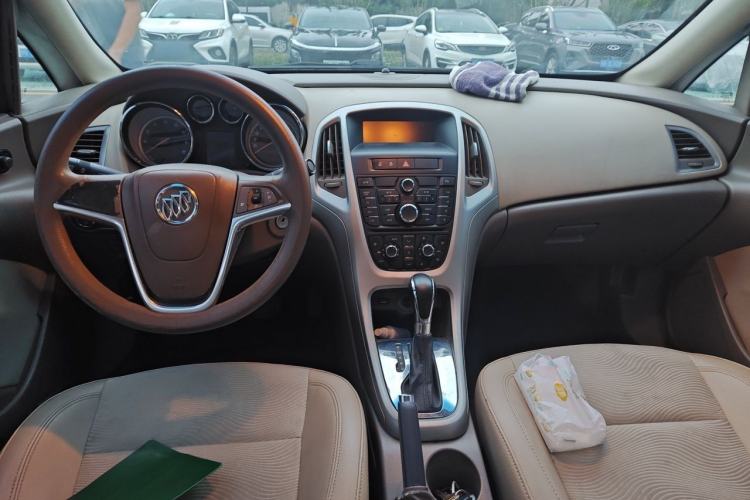 Used Buick GT 2013 GT 1.6L Automatic Fashion Edition Center Console