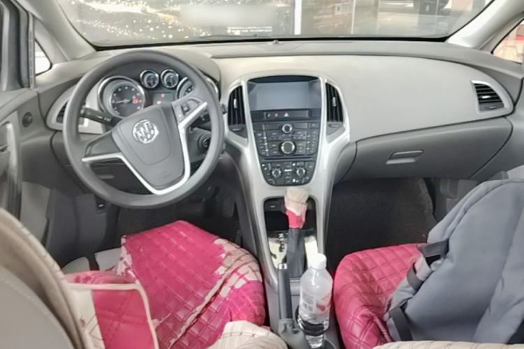 Used Buick GT 2013 XT 1.6L Automatic Fashion Edition Center Console