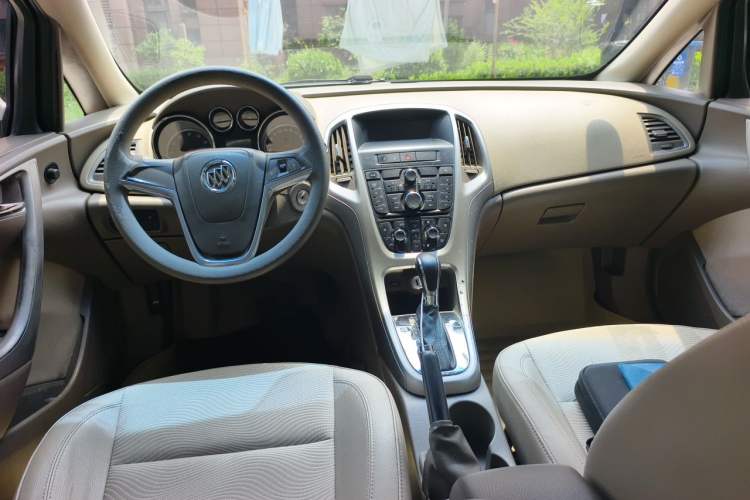 Used Buick GT 2013 GT 1.6L Automatic Fashion Edition Center Console