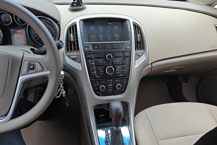 Used Buick GT 2013 GT 1.6L Automatic Fashion Edition Center Console