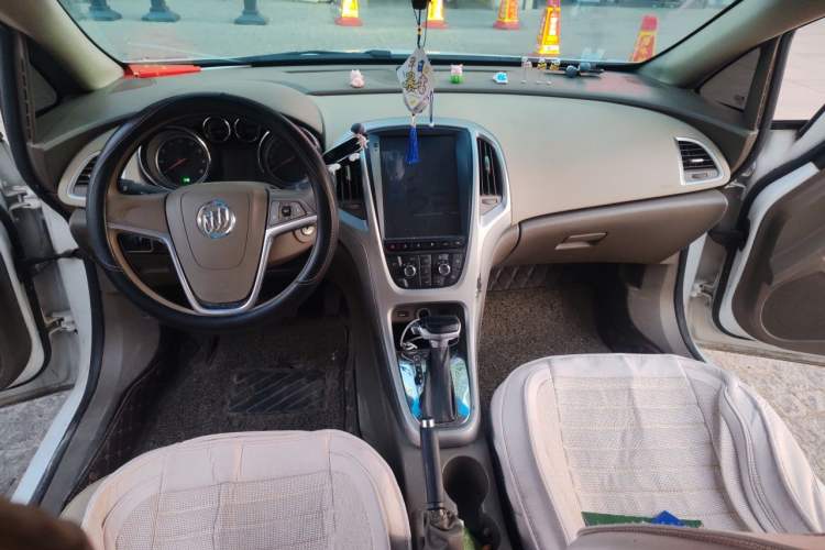 Used Buick GT 2013 GT 1.6L Automatic Fashion Edition Center Console