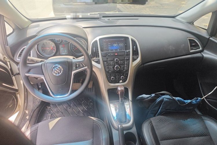 Used Buick GT 2013 XT 1.6L Automatic Fashion Edition Center Console