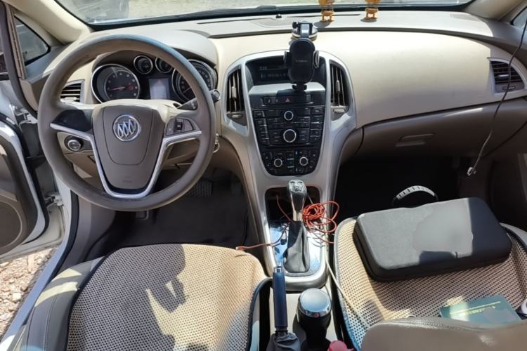 Used Buick GT 2013 GT 1.6L Automatic Fashion Edition Center Console