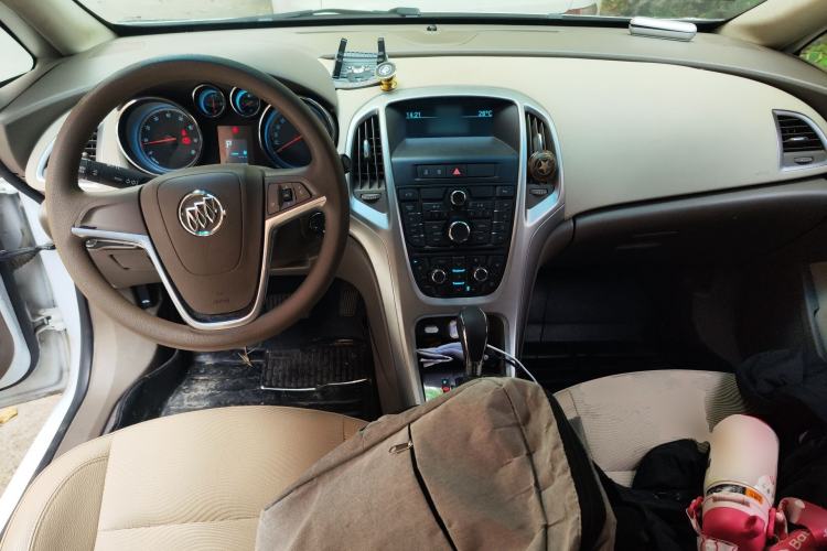 Used Buick GT 2013 GT 1.6L Automatic Fashion Edition Center Console