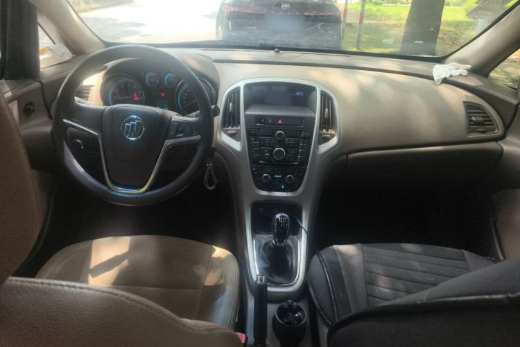 Used Buick GT 2013 GT 1.6L Manual Entry-Level Model Center Console