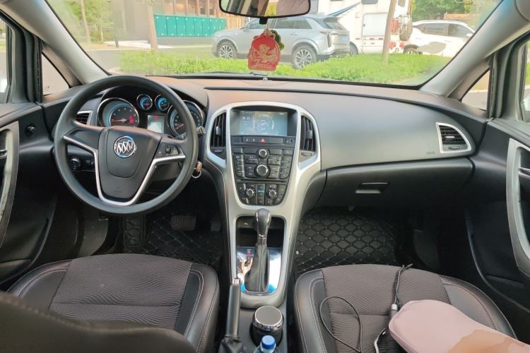 Used Buick GT 2013 XT 1.6L Automatic Fashion Edition Center Console