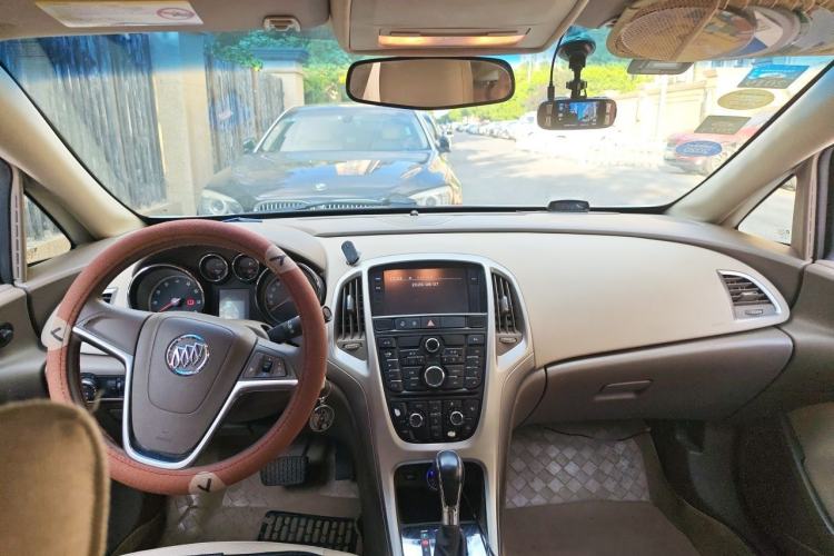 Used Buick GT 2013 GT 1.6L Automatic Fashion Edition Center Console