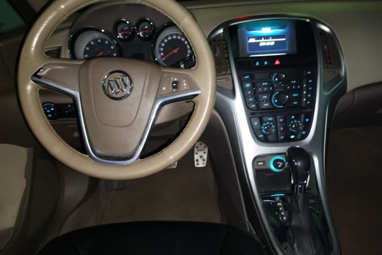 Used Buick GT 2013 GT 1.6L Automatic Fashion Edition Center Console