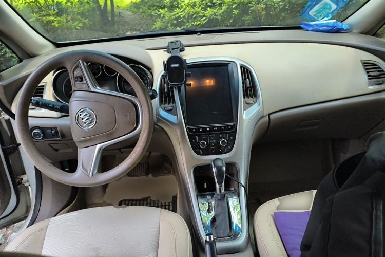 Used Buick GT 2013 GT 1.6L Automatic Fashion Edition Center Console