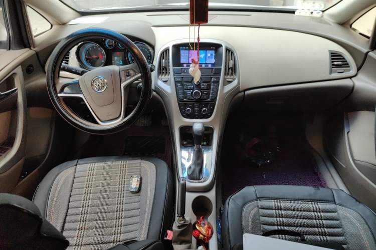 Used Buick GT 2013 GT 1.6L Automatic Fashion Edition Center Console
