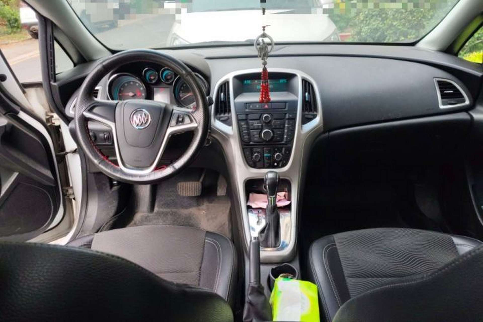 Used Buick GT 2013 XT 1.6L Automatic Fashion Edition Center Console